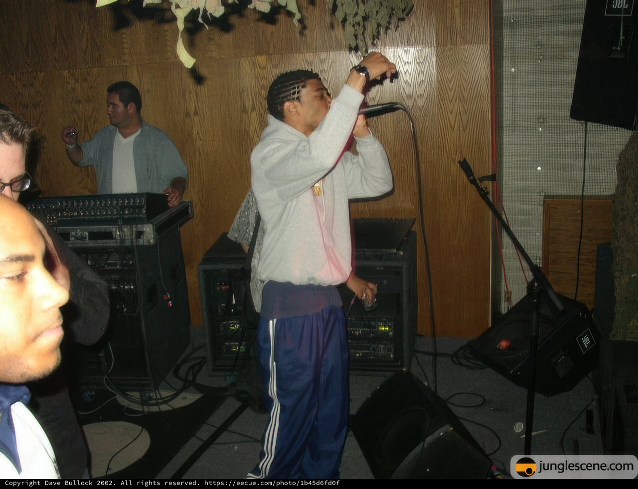 AraabMuzik Performs at Dub 7 26 02