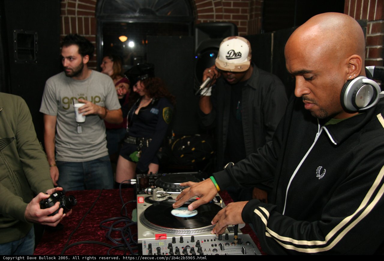 DJ Dedê and Steve J performing live