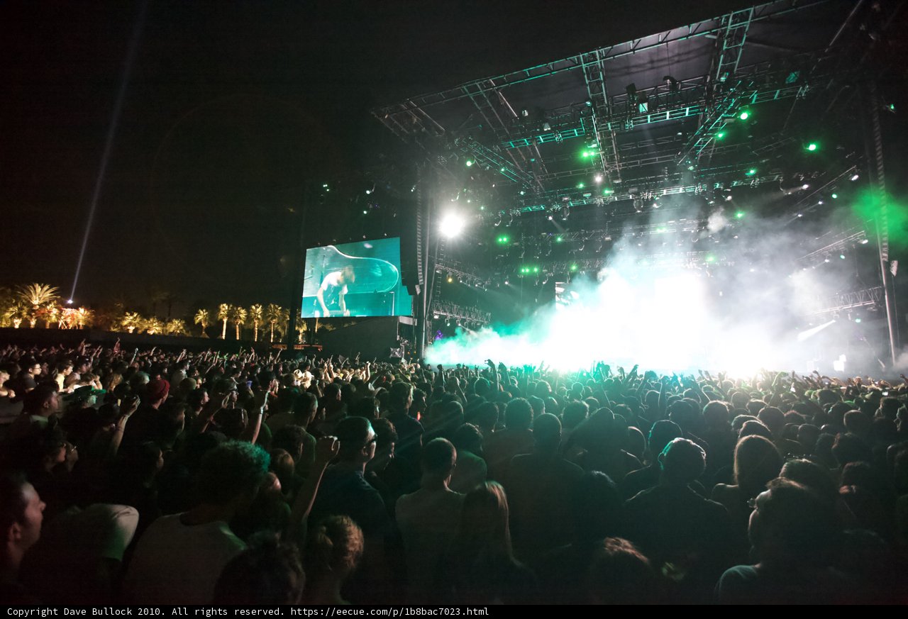 Green Spotlight on Rocking Crowd