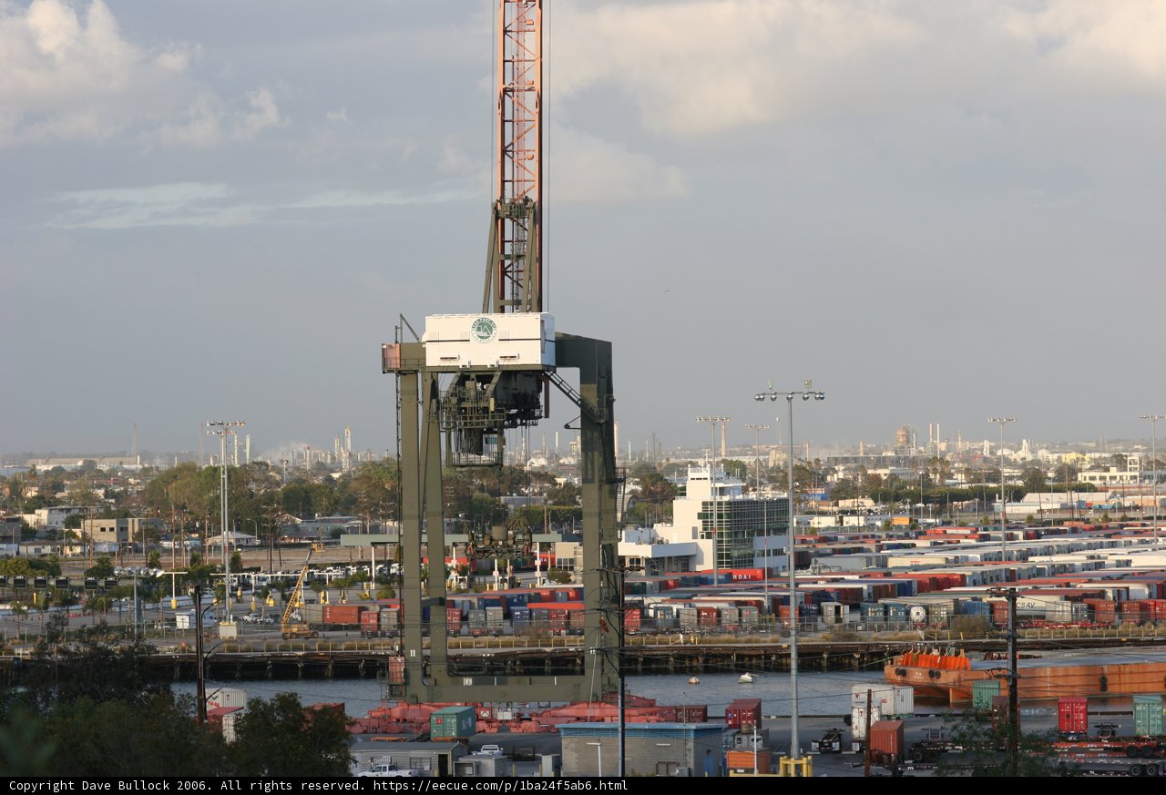 Crane construction by the waterfront