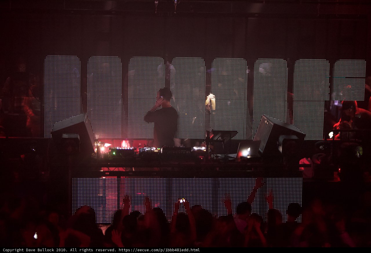 SASHA rocks the concert stage with the crowd
