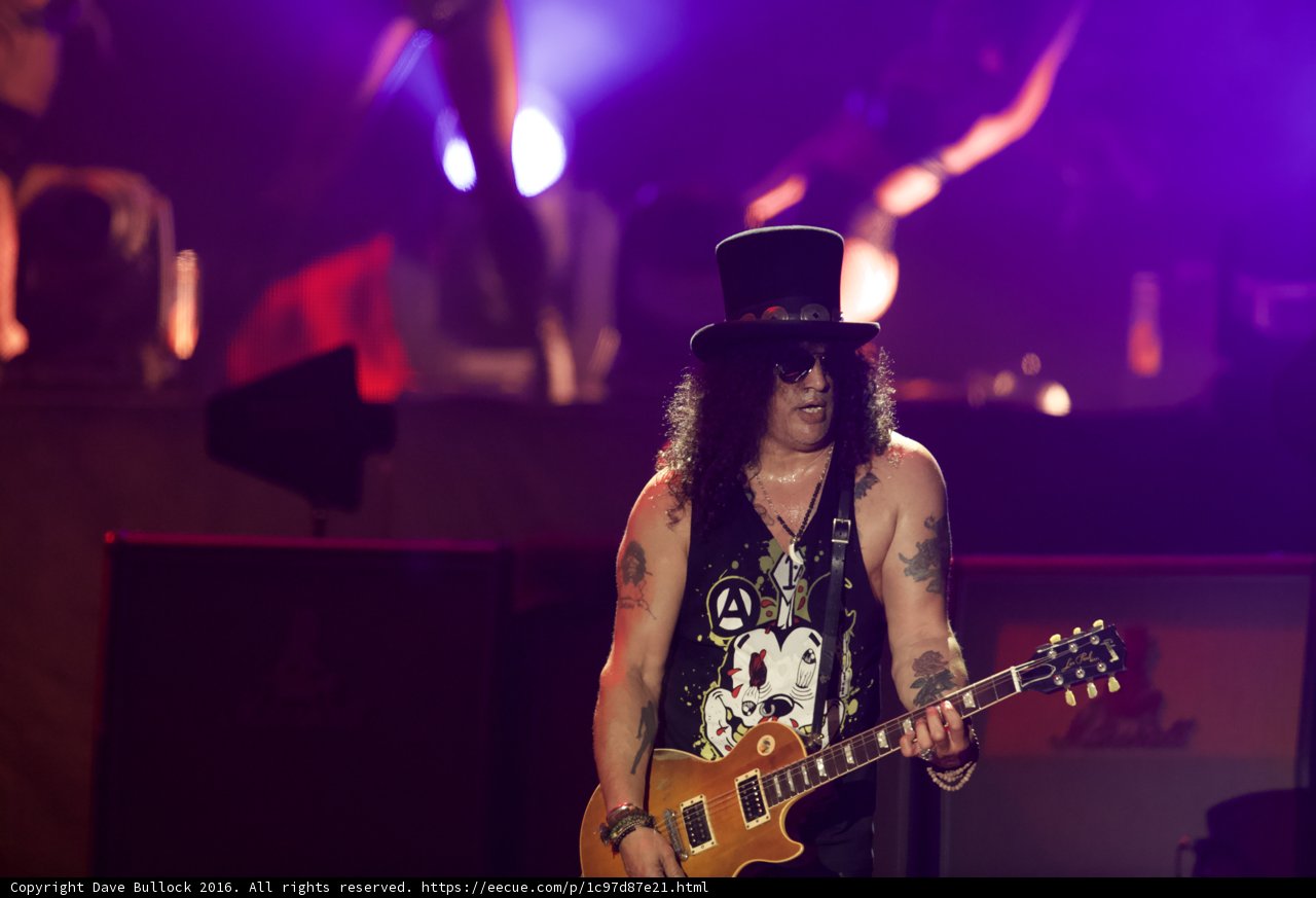 Slash rocks Miami with Guns N Roses