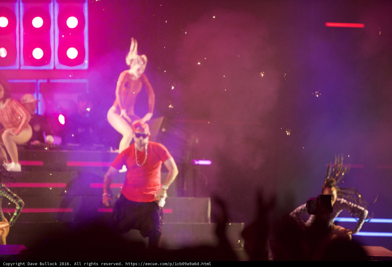 Red-Shirted Singer Steals the Stage