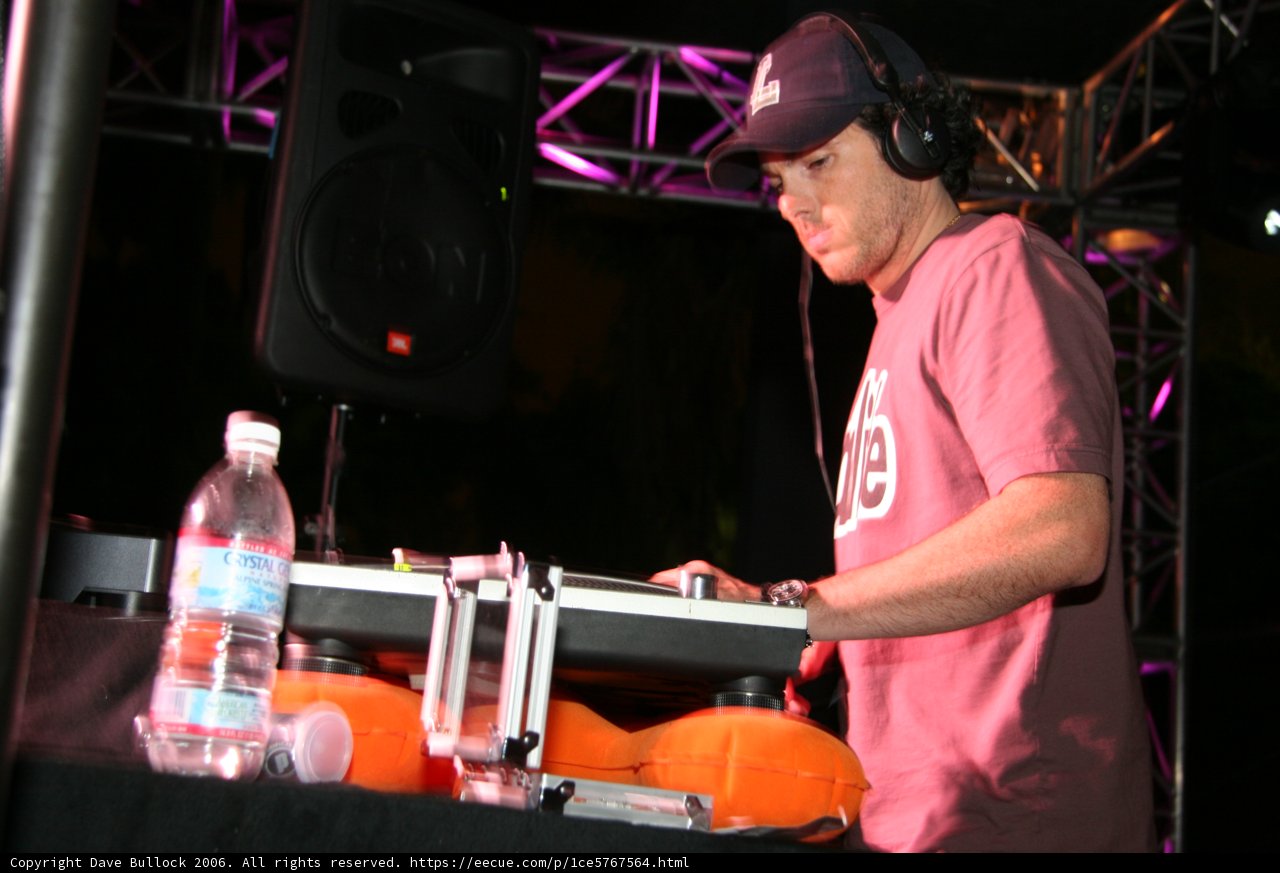 DJ Red: Entertaining the NYE 2005 Crowd