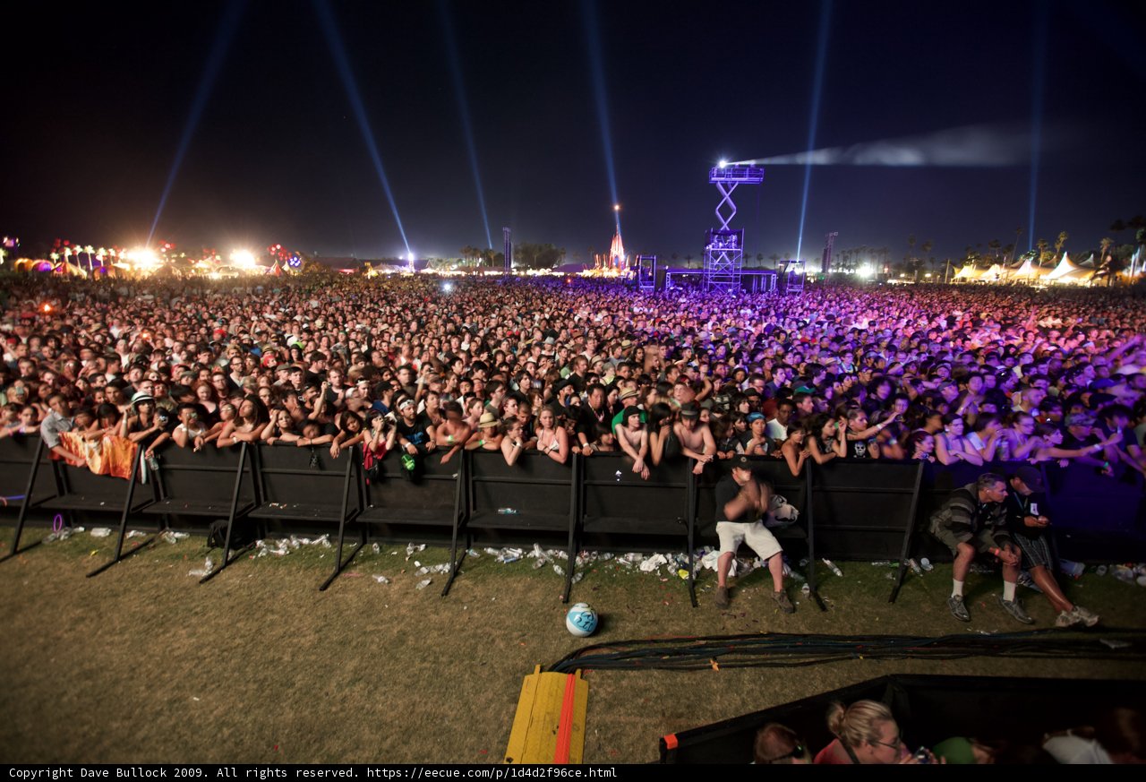 Coachella 2009: A Concert Crowd Shines Bright