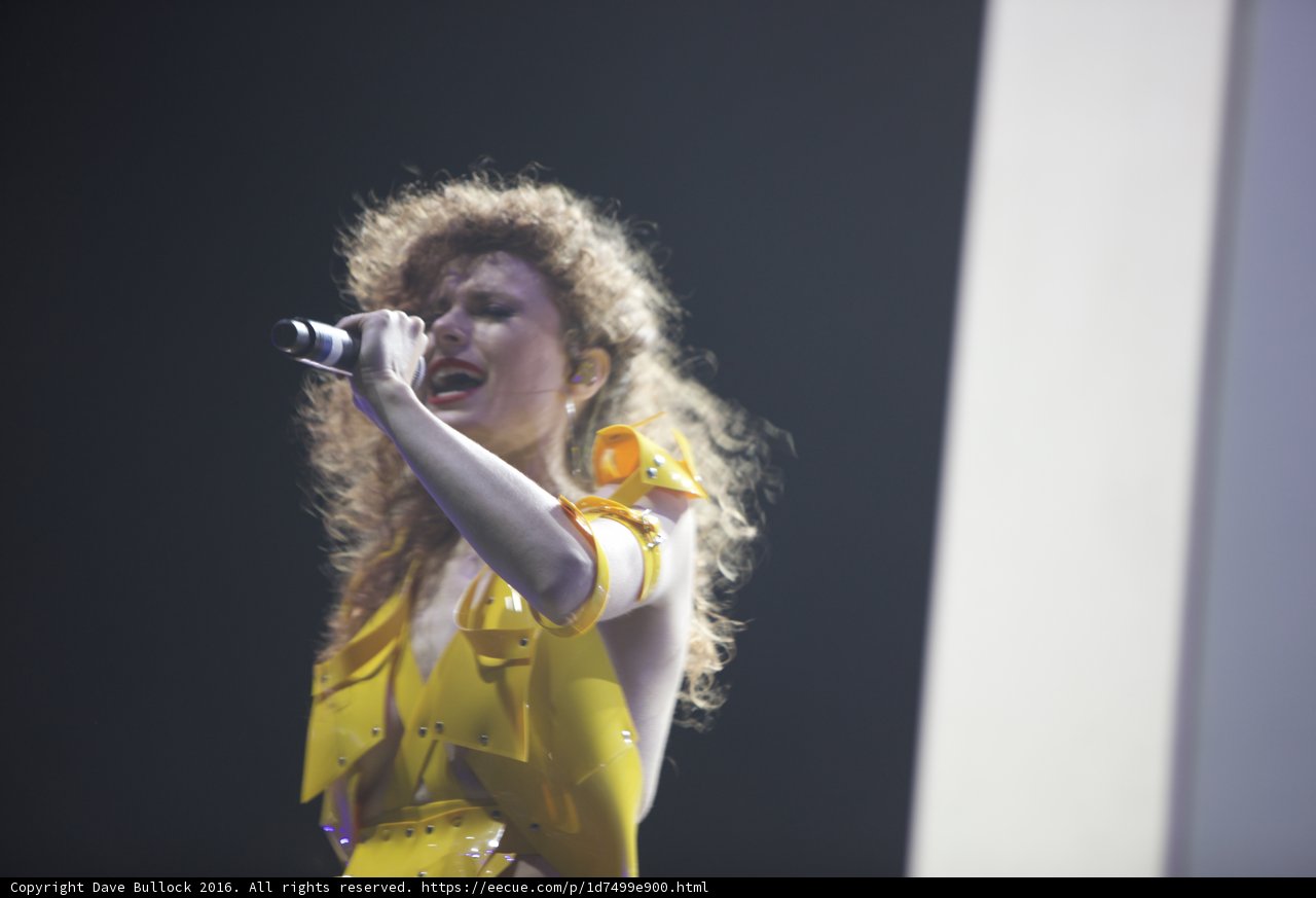 Kiesza Shines on Stage