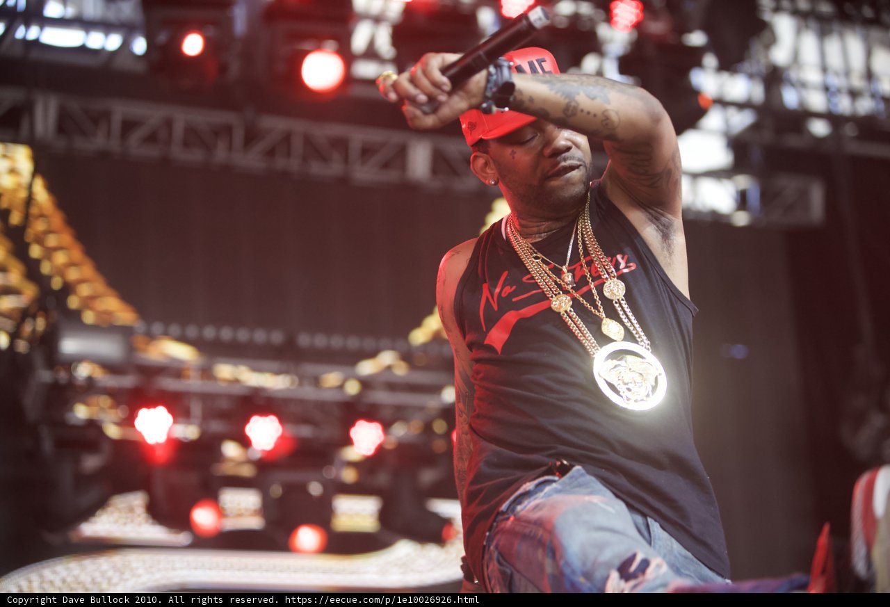 Solo performer electrifies the crowd
