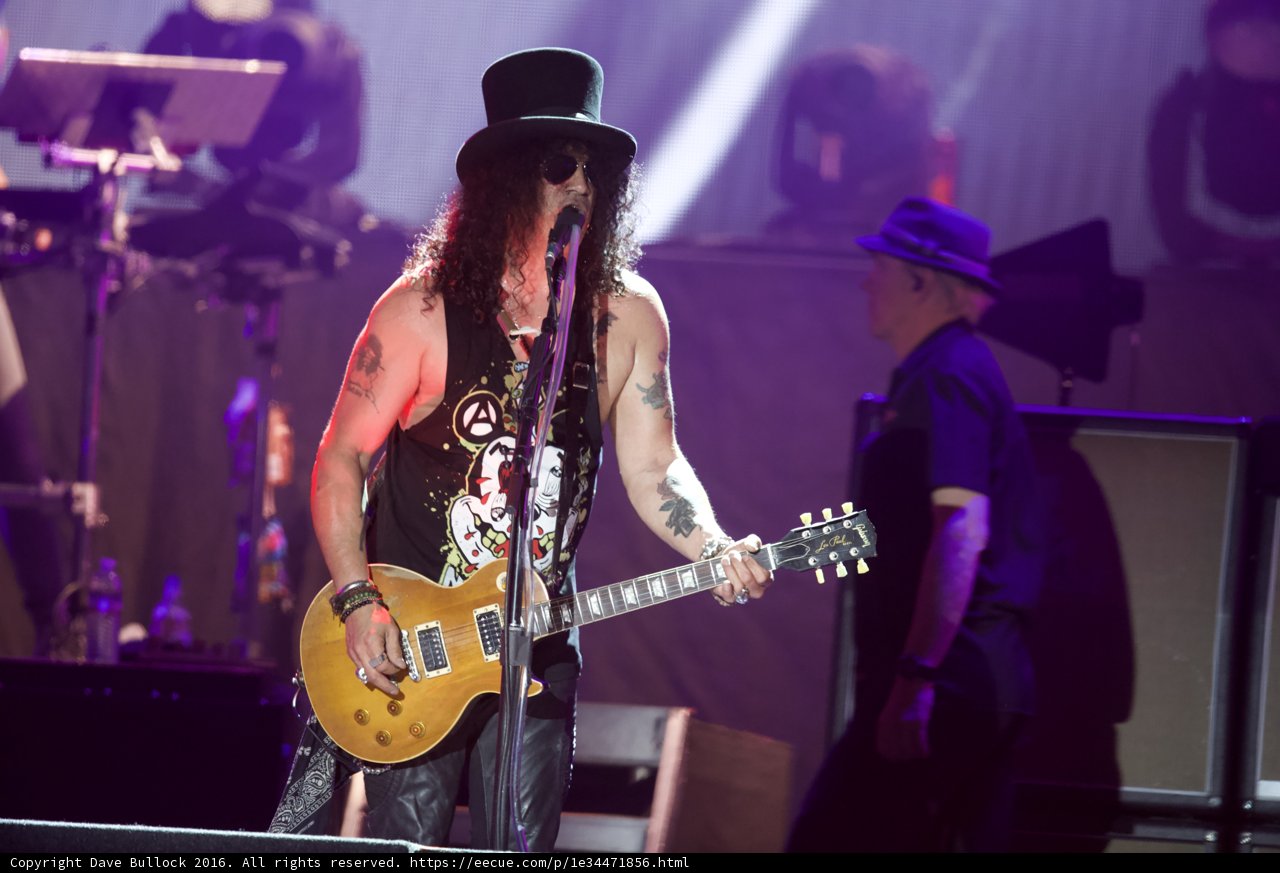 Slash Rocks Atlanta with Guns N Roses