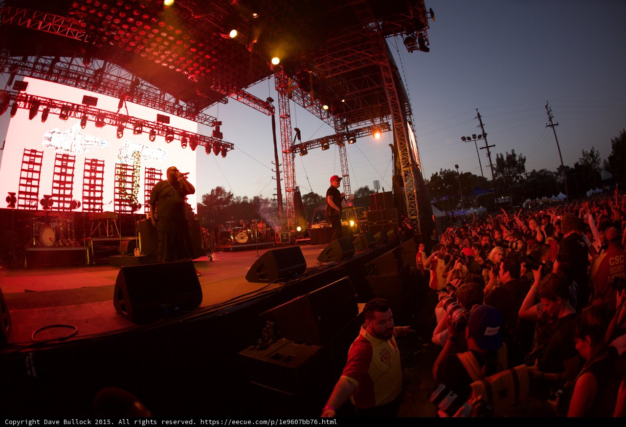Duo with Photo Pit