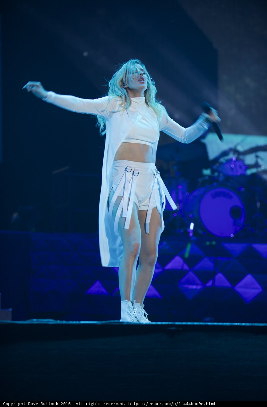 Ellie Goulding Commands the Stage at Coachella 2016