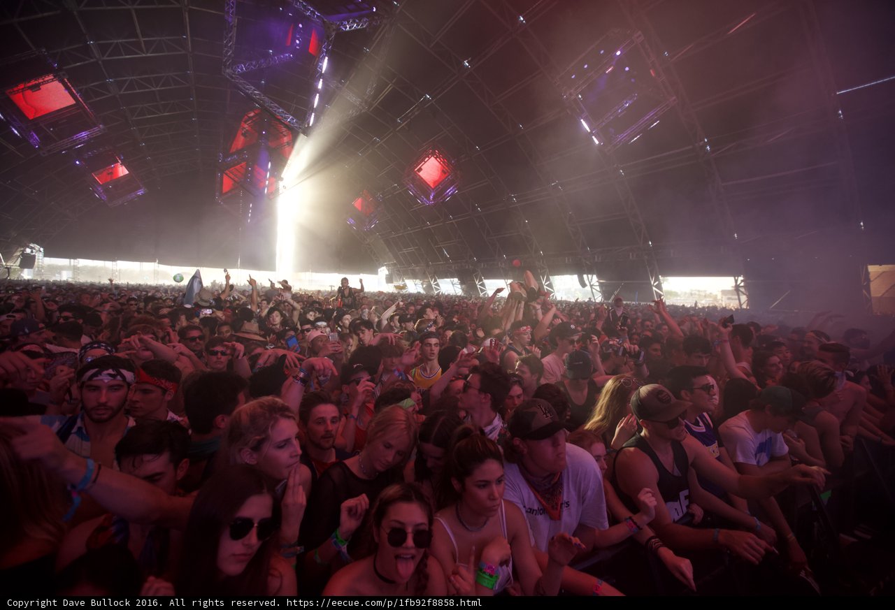 Coachella 2016: Lights and Crowds