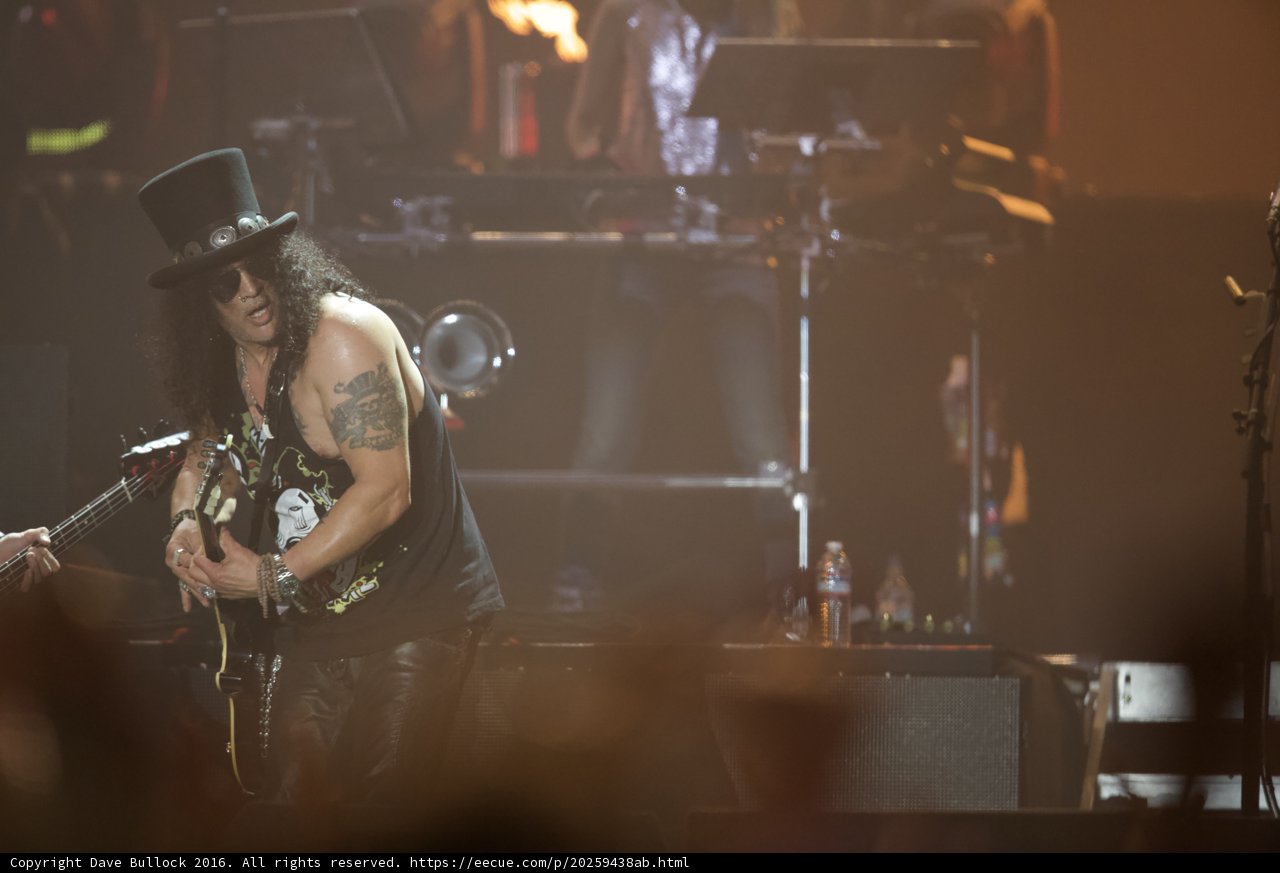 Slash rocks the stage at MTV Music Awards