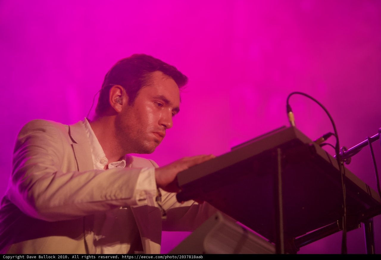 White-suited Pianist Takes the Stage at Coachella