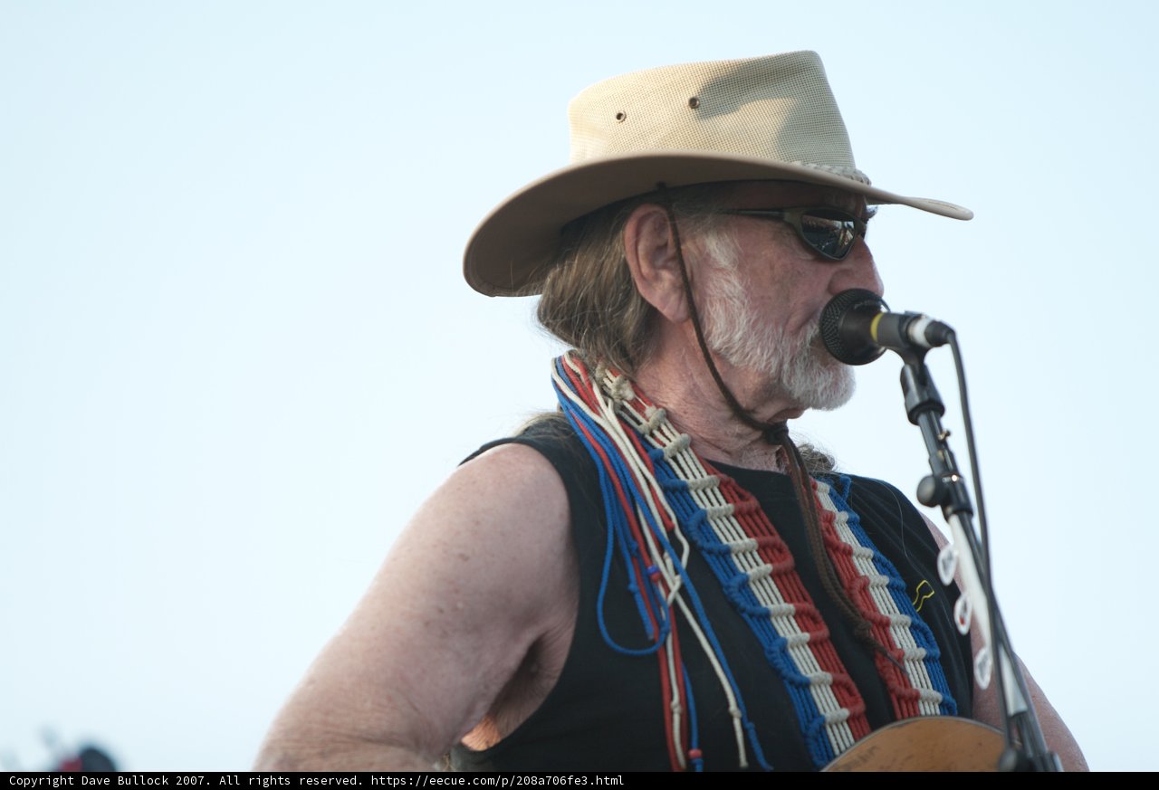 Cowboy crooner takes center stage