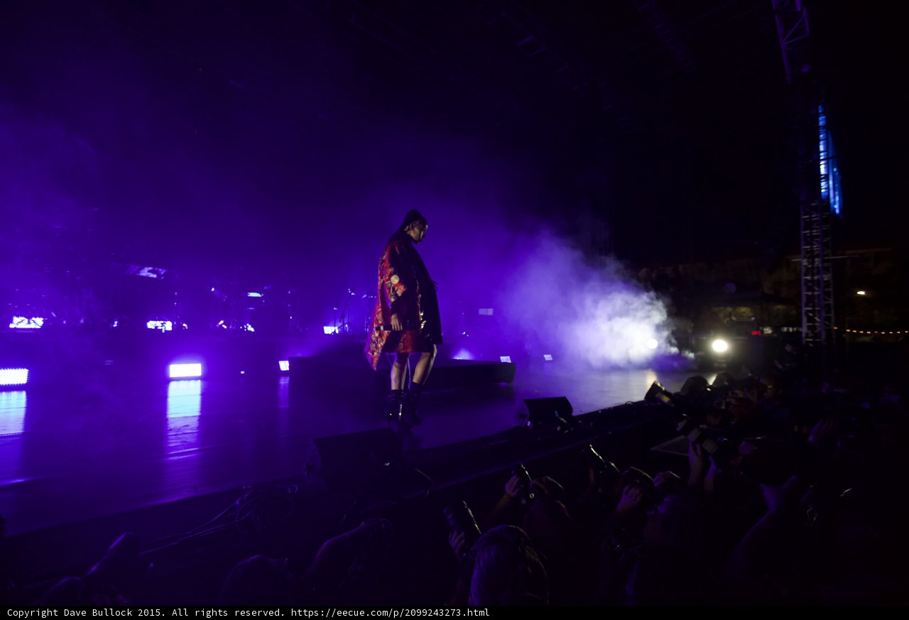 FKA twigs Wide Stage Purple Lighting Red Brocade Kimono Gold Patterns Black Boots LED Lights Haze Crowd Stage Truss