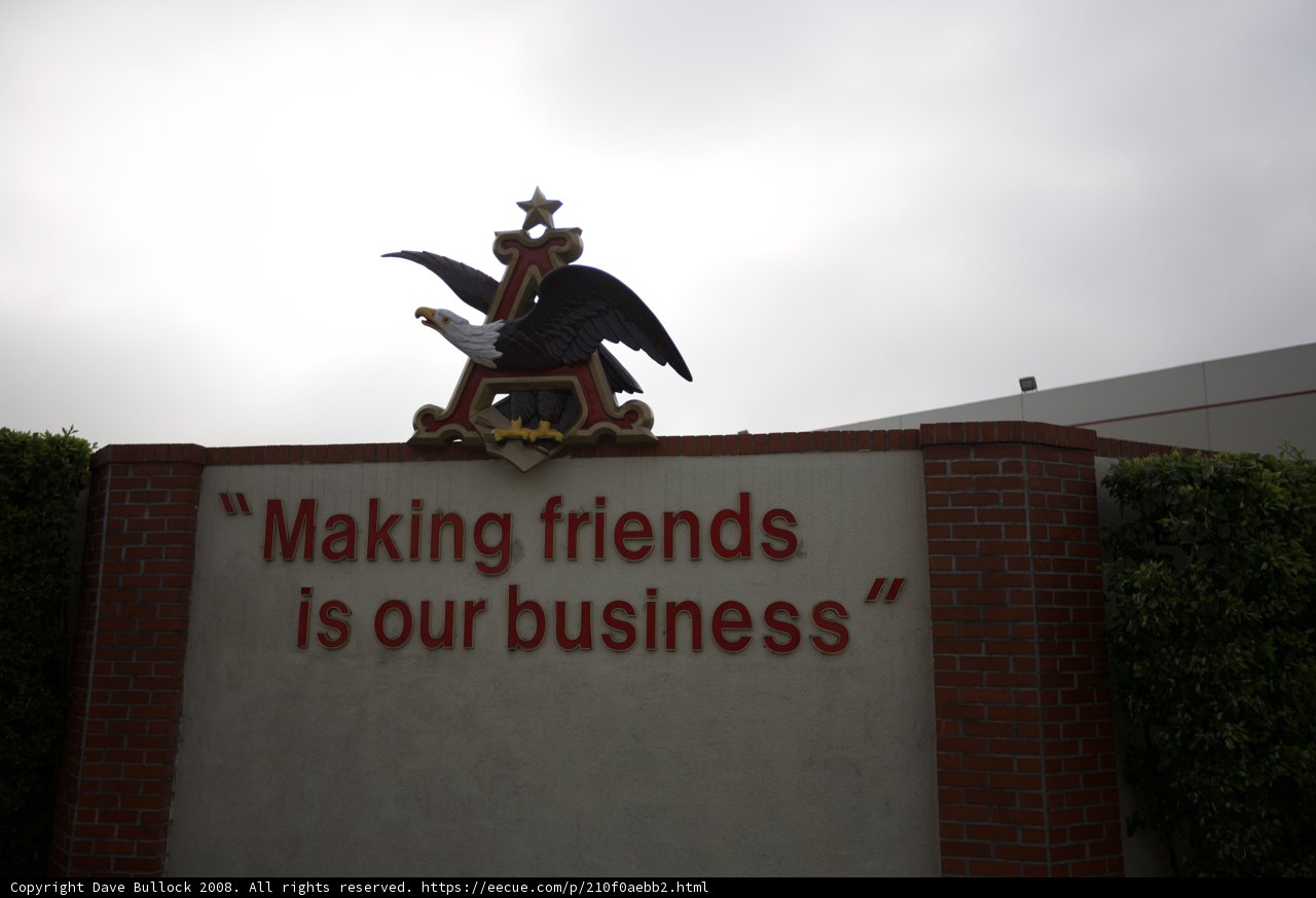 Friend-making among symbols and statues