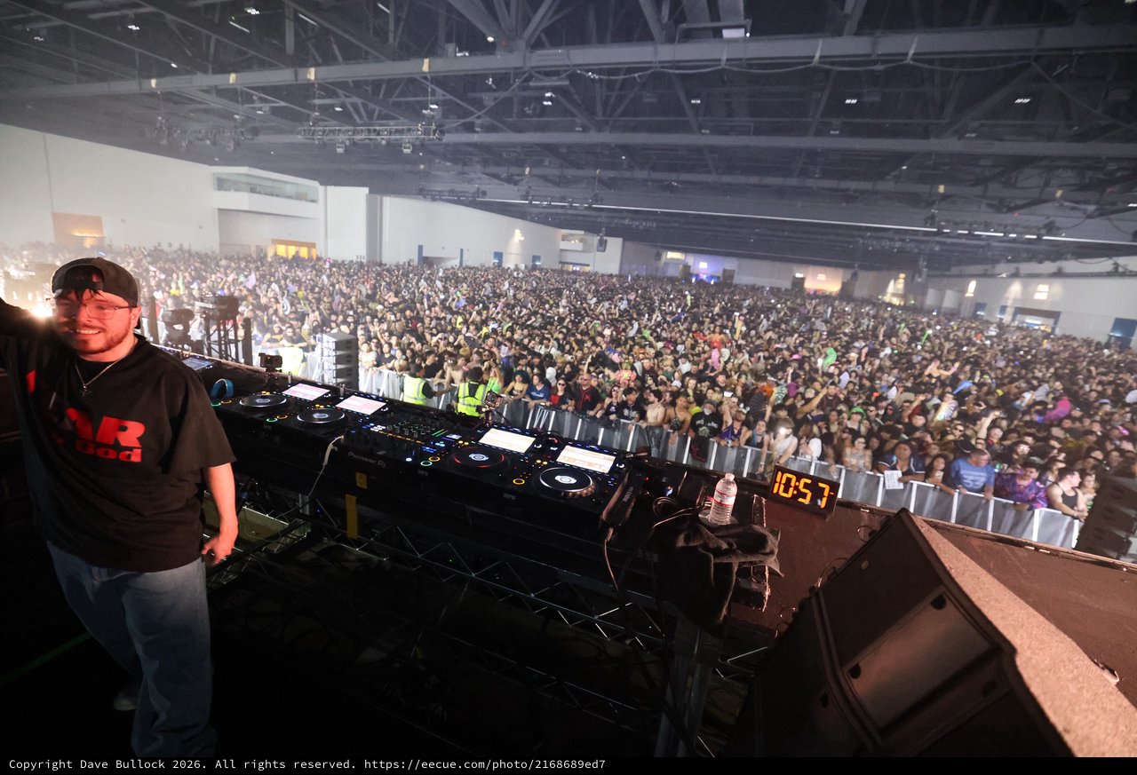 DJ Overlooks Massive Crowd at Wobbleland Festival 2026