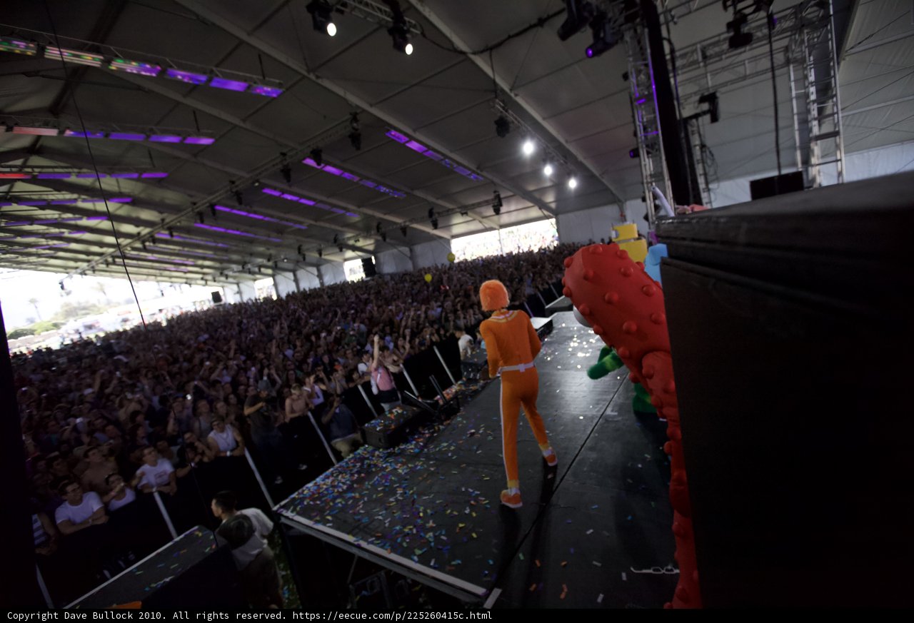 Orange Outfit On Stage