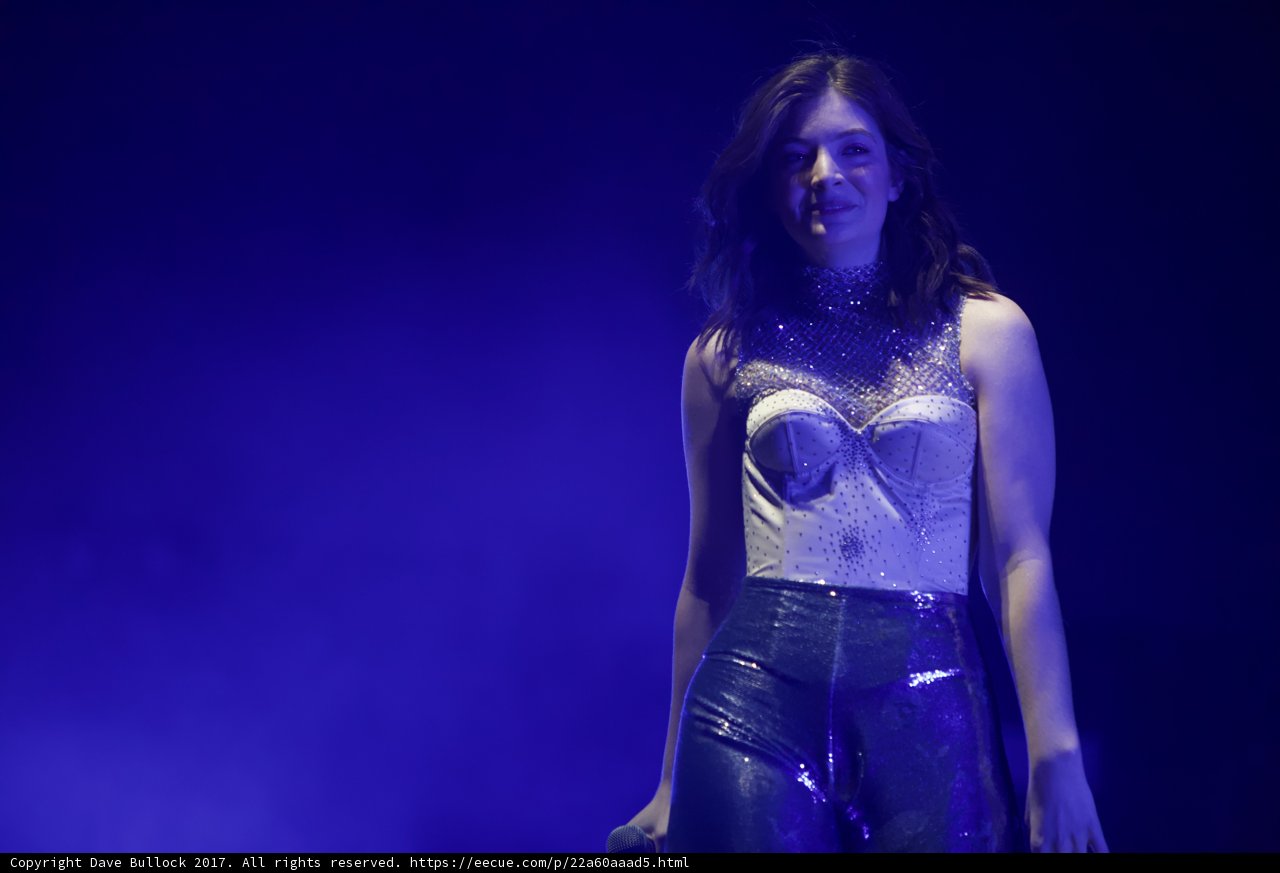 The Shimmering Performance of Lorde