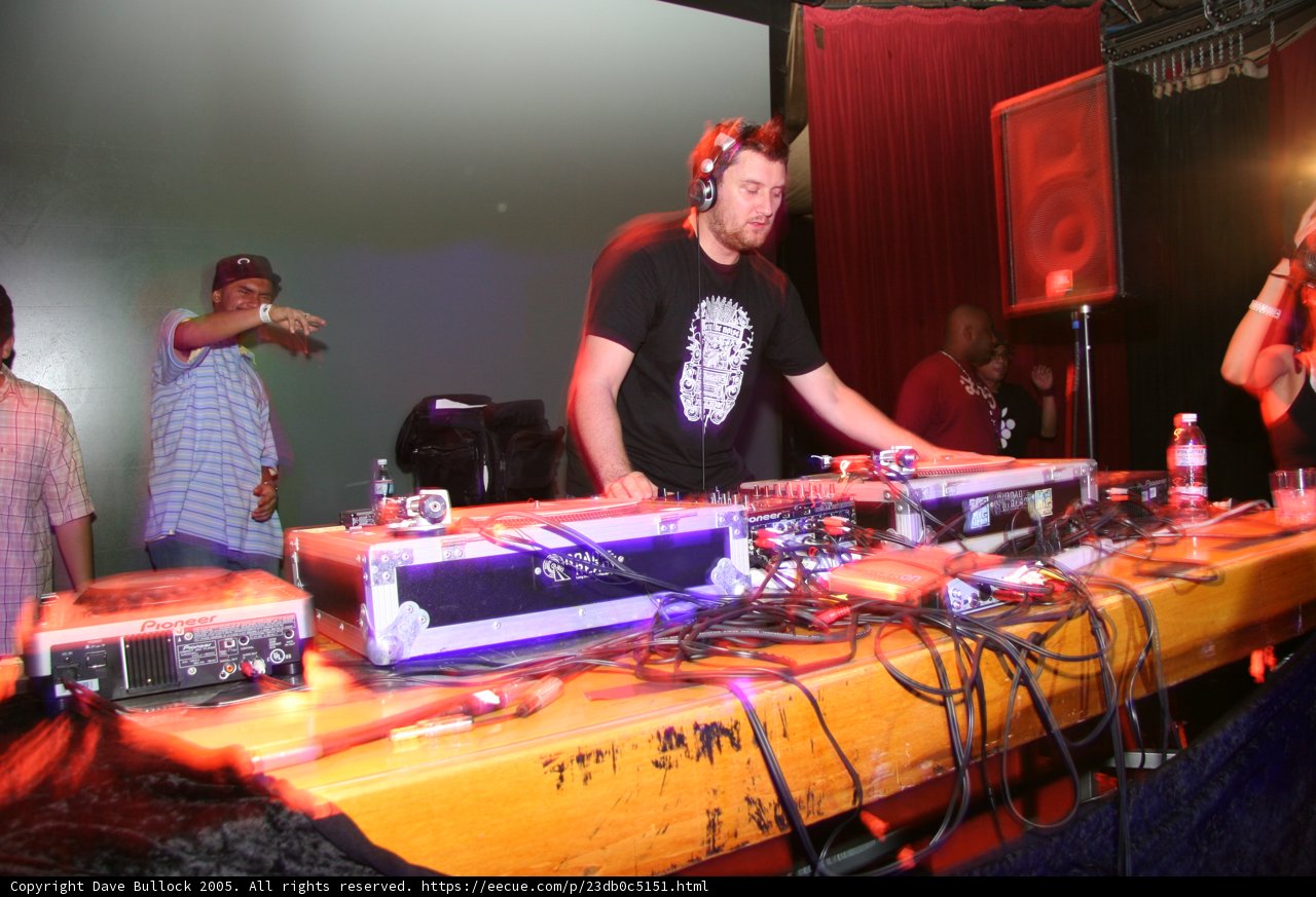 Craze electrifies the crowd with his beats