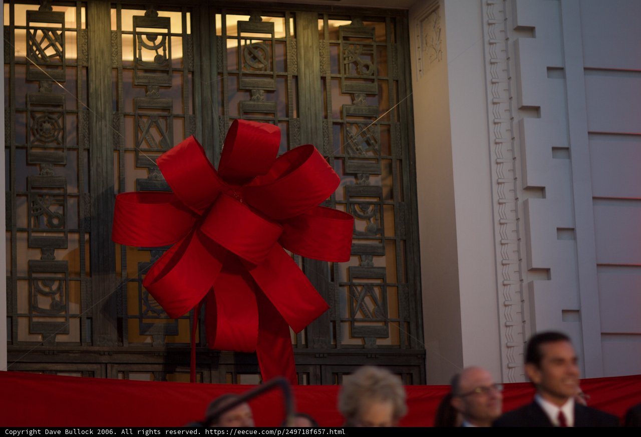Red Velvet Bow Premieres on Building