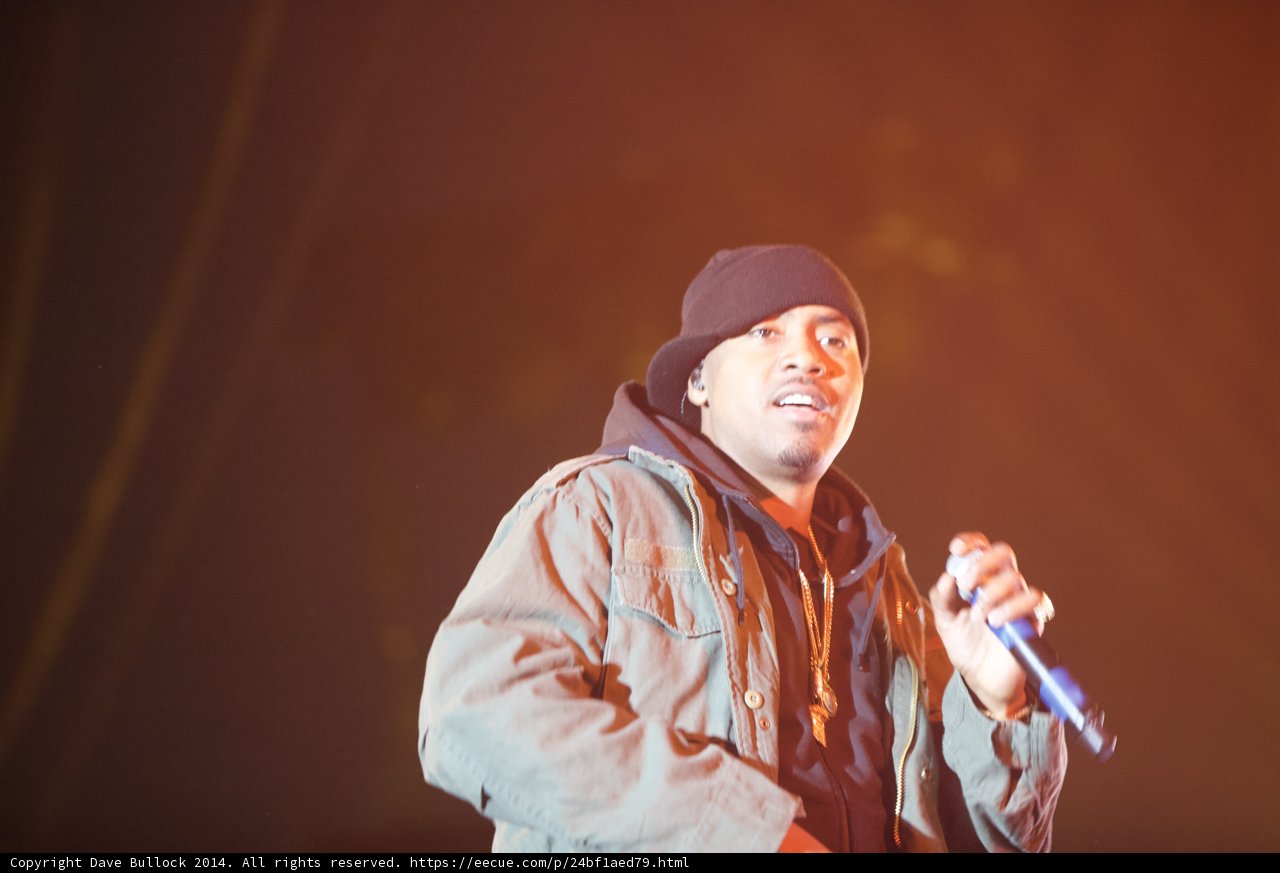 Nas Rocks the Stage in Hat and Jacket