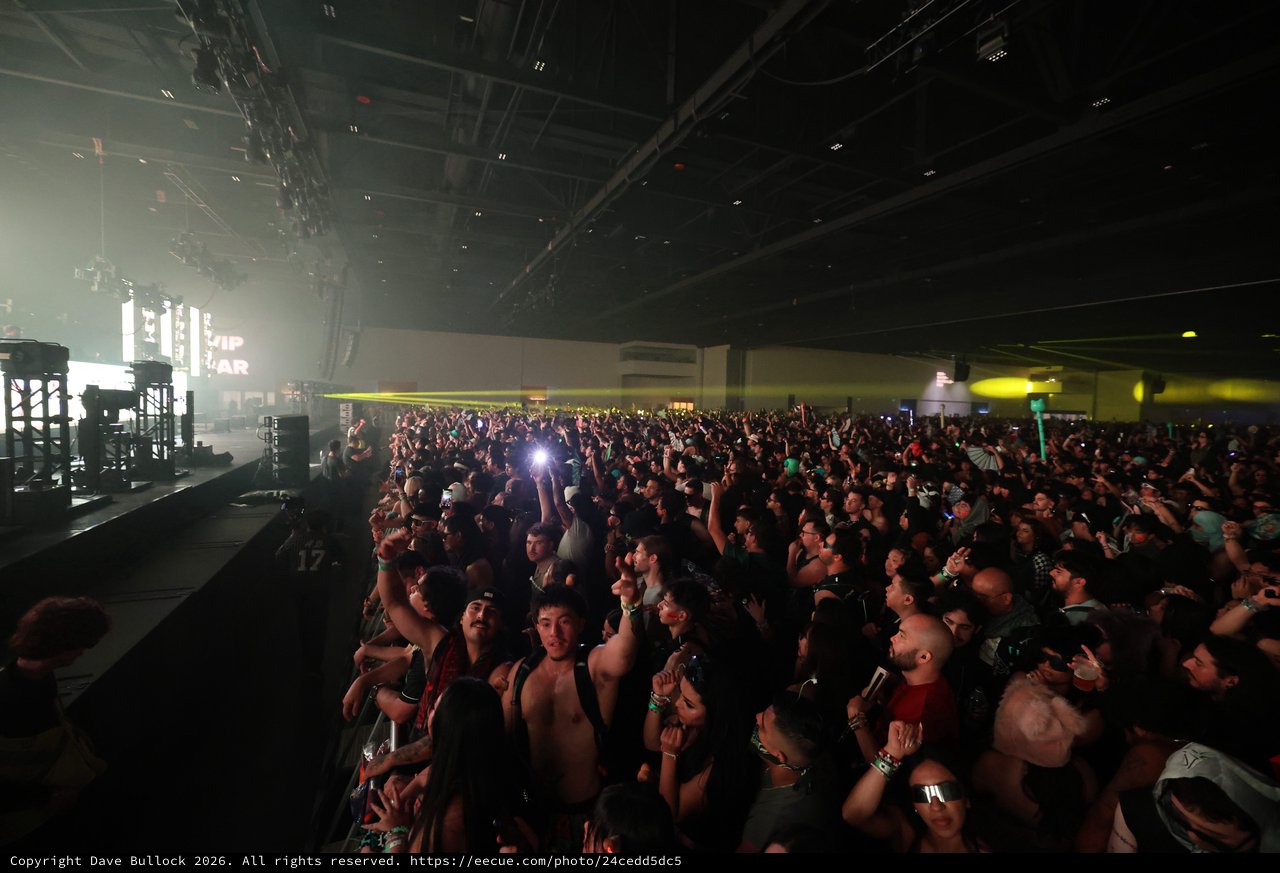 Massive Indoor Crowd Surges at Wobbleland 2026