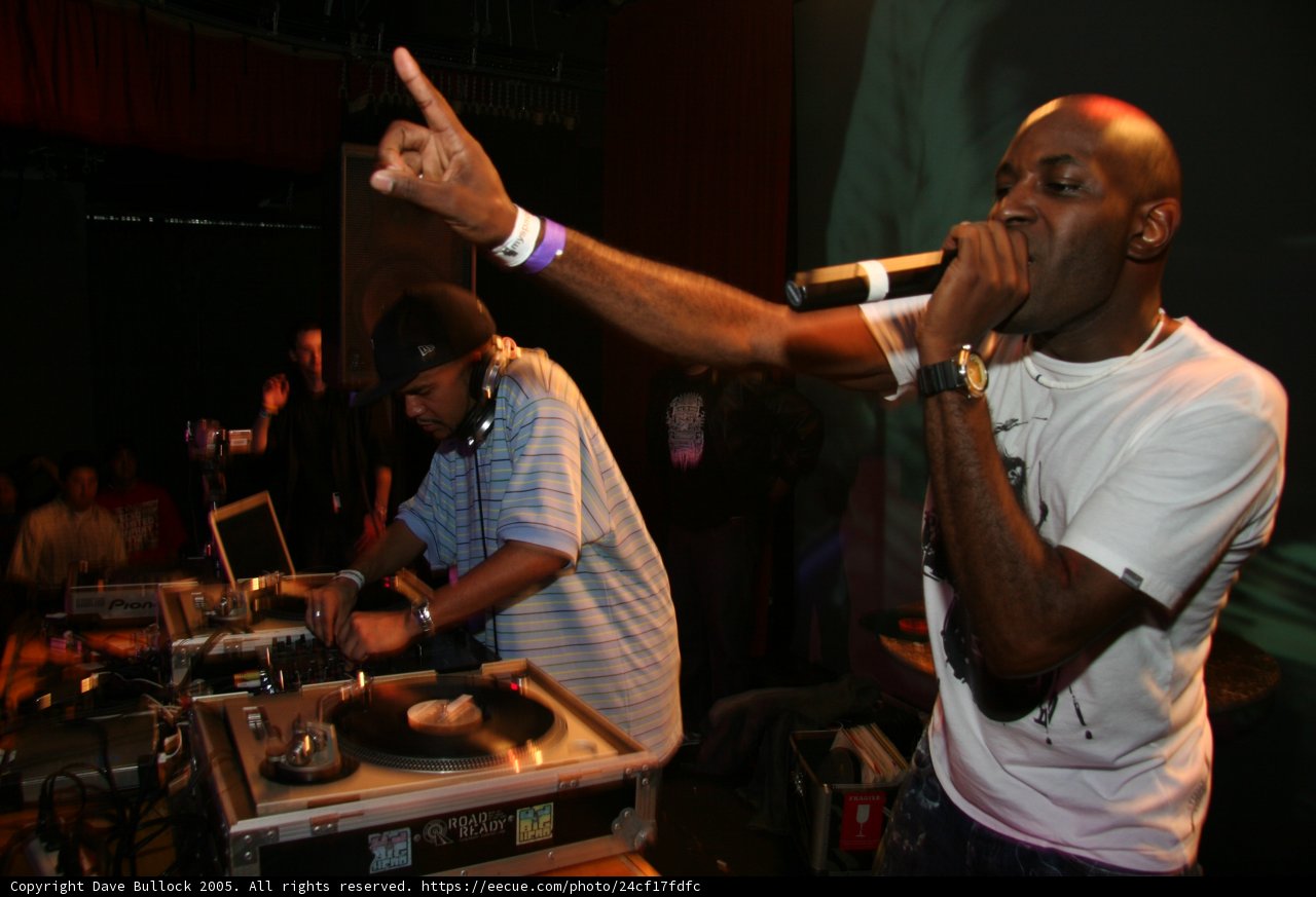 Craze electrifies the crowd with his beats