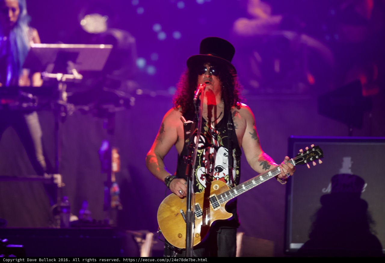 Slash rocks the O2 Arena in London