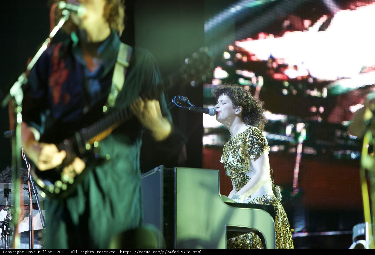 Régine Chassagne electrifies Coachella stage with gold dress and keyboard