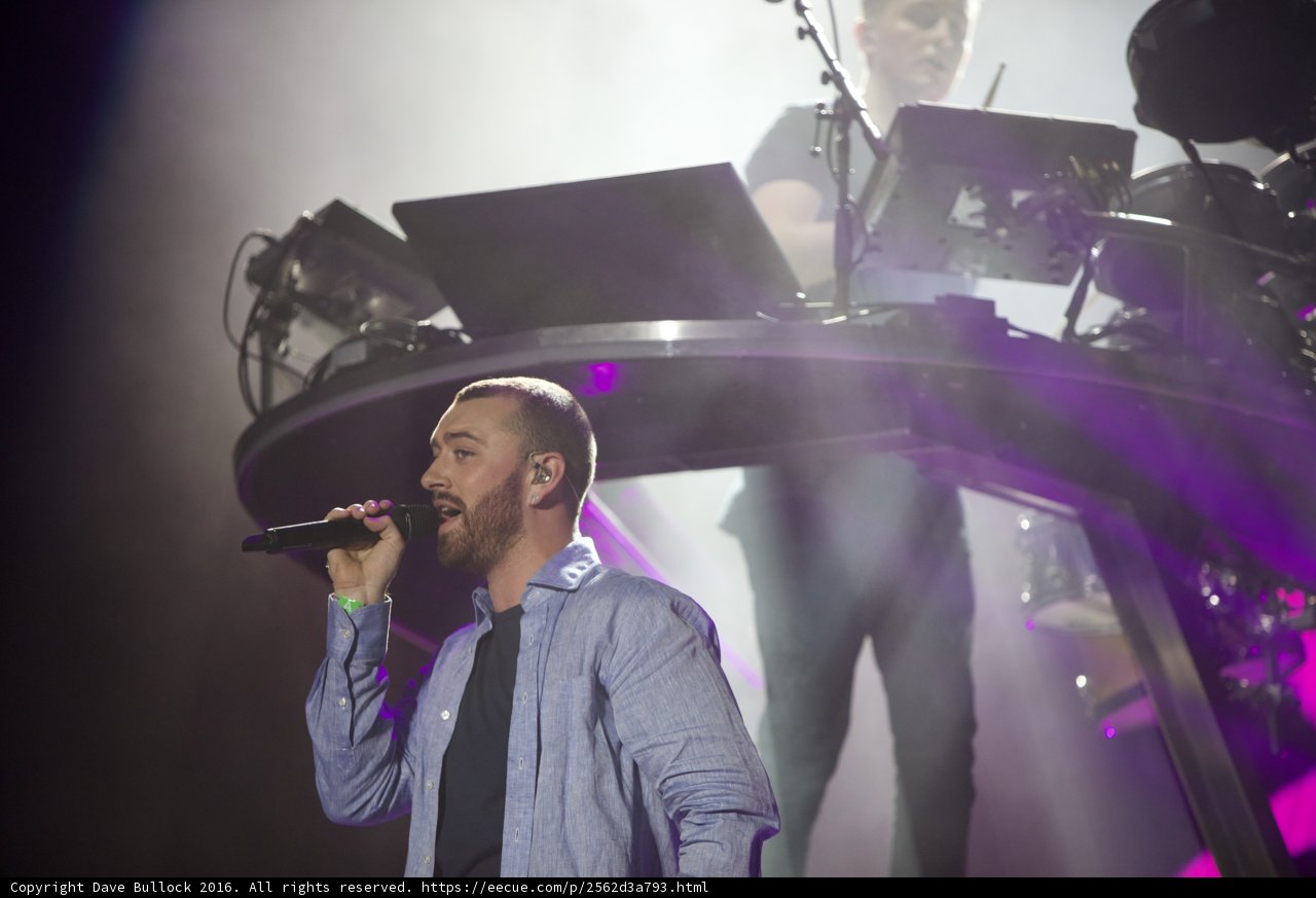 Sam Smith's Electrifying Solo Performance