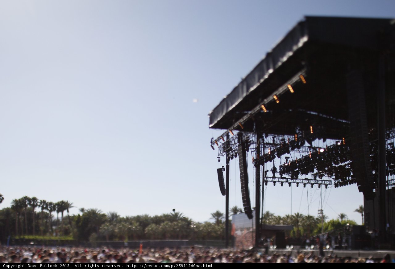 Concert Crowd Soaks Up the Sun