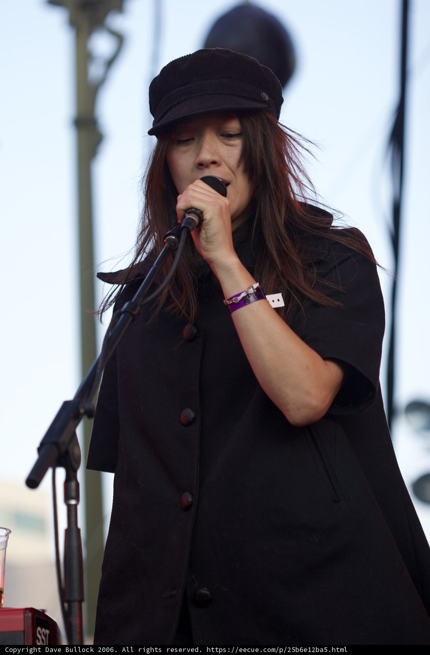 Kazu Makino's Electrifying Solo Performance