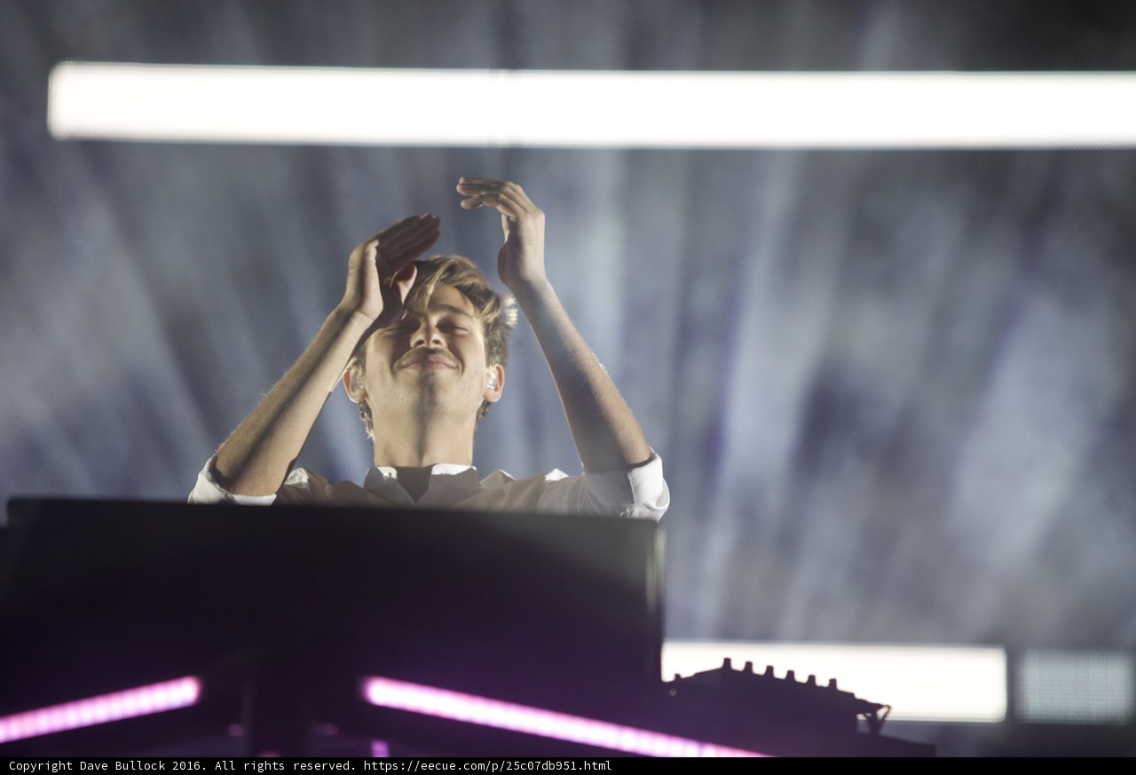 A Solo Act: Man Lights Up The Crowd at Coachella Concert