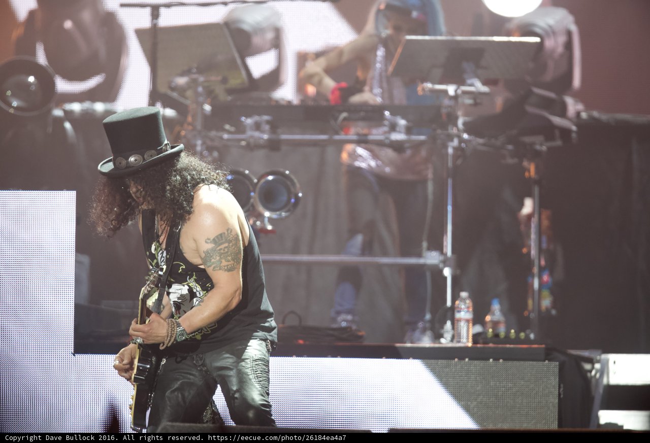 Slash Rocks the MTV Music Awards