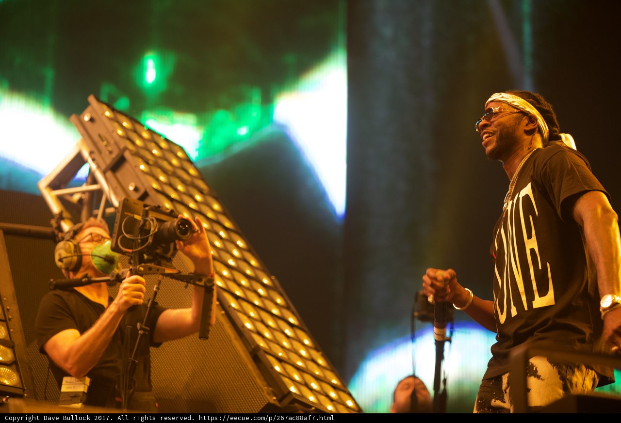 2 Chainz rocks the stage with his electric guitar