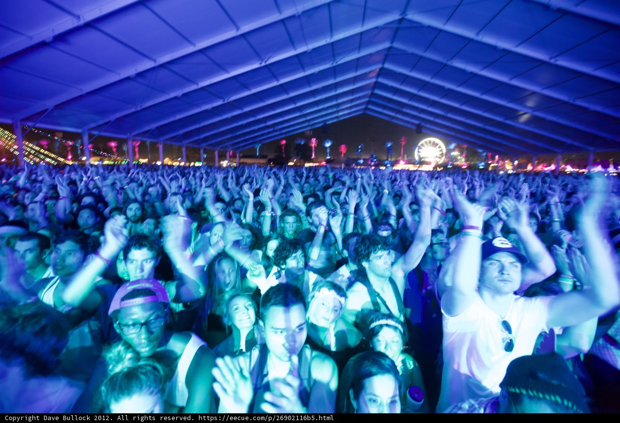 Crowd goes wild at Coachella music festival