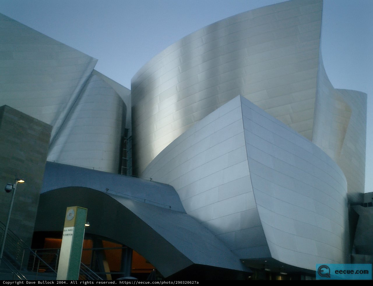 Walt Disney Concert Hall: A Stunning Landmark in the Skyline