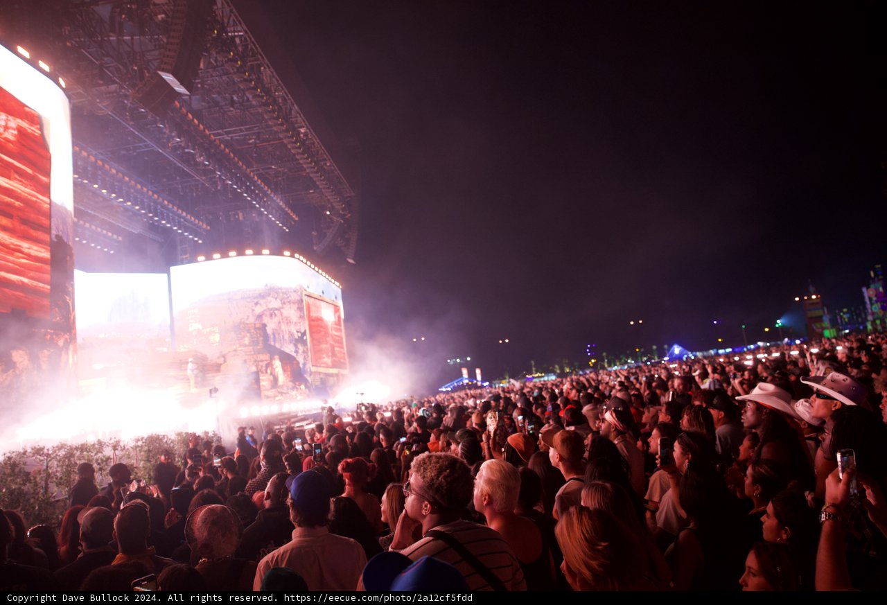 “Electric Nights at Coachella 2024: Capturing the Pulse of the Festival”