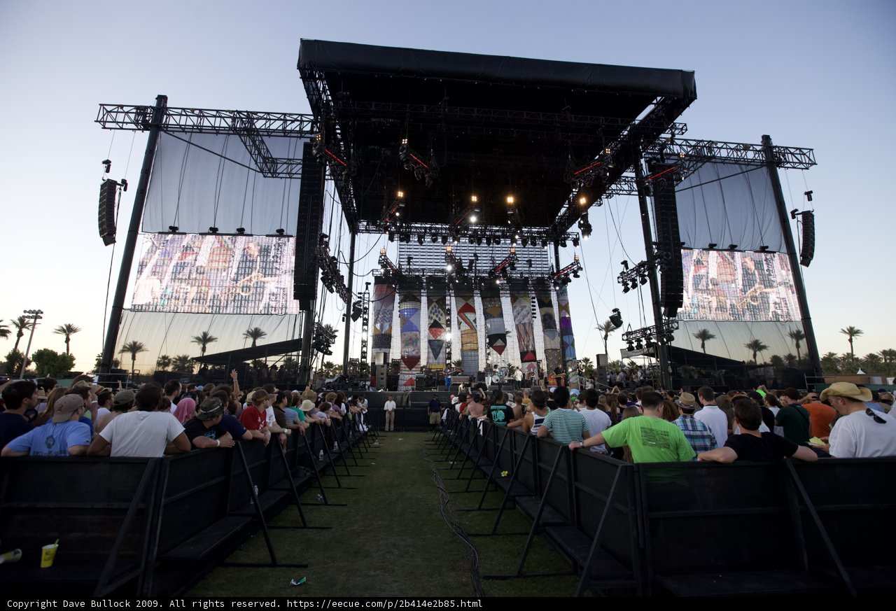 Coachella 2009: A Sea of Music Enthusiasts