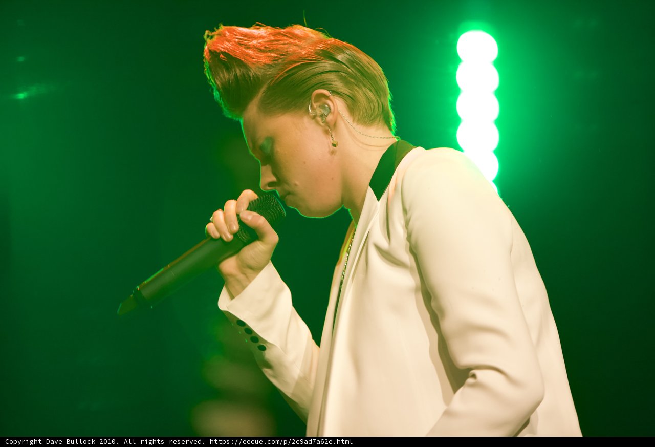 Red-Headed Songstress on the Cochella Stage