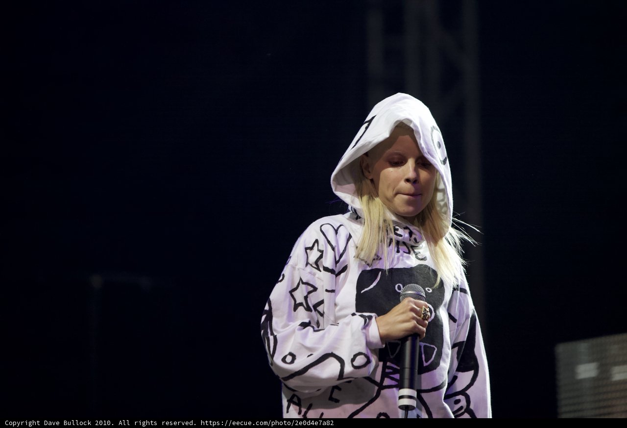 Yolandi Visser Rocks Coachella in Hoodie and Rings