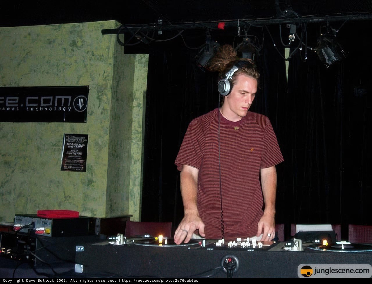 Club music mixing with deejay