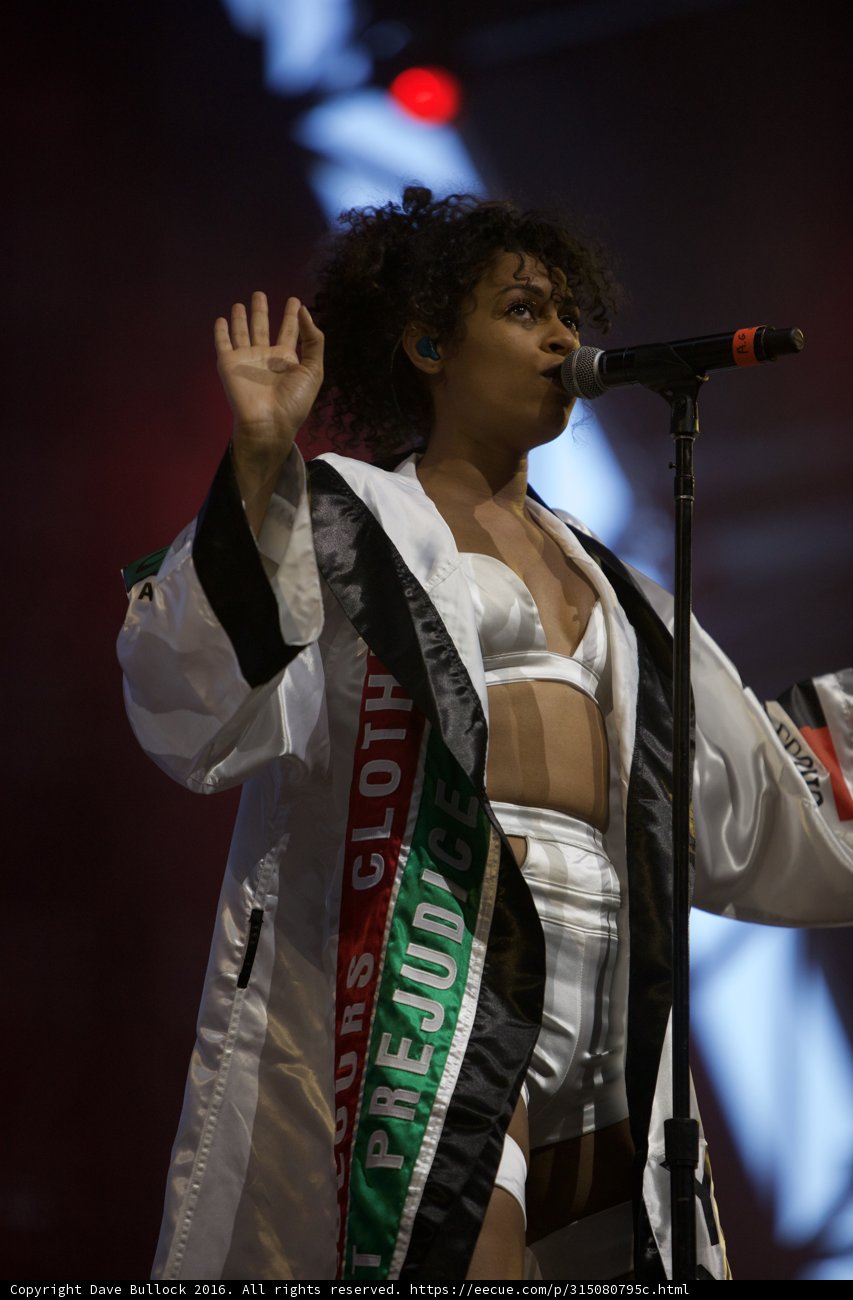 The Singer in White and Black
