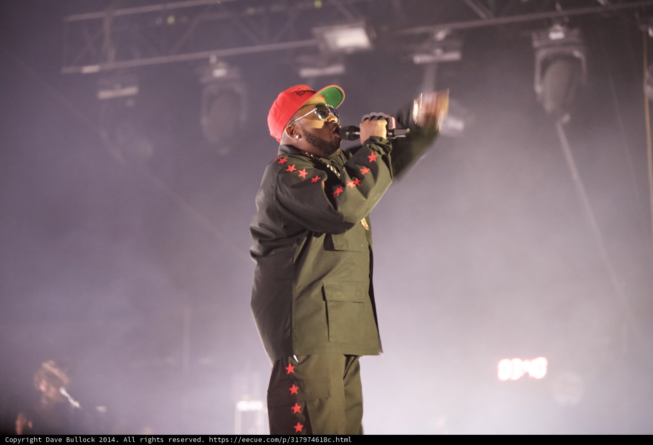 Solo Performance Under the Spotlight
