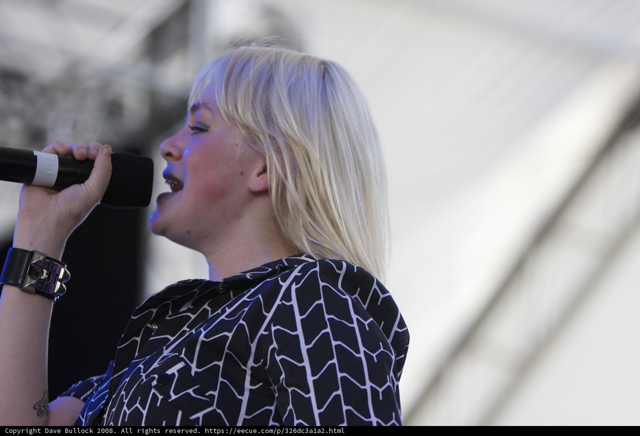 Blonde Bombshell Belts Out Tunes at Coachella