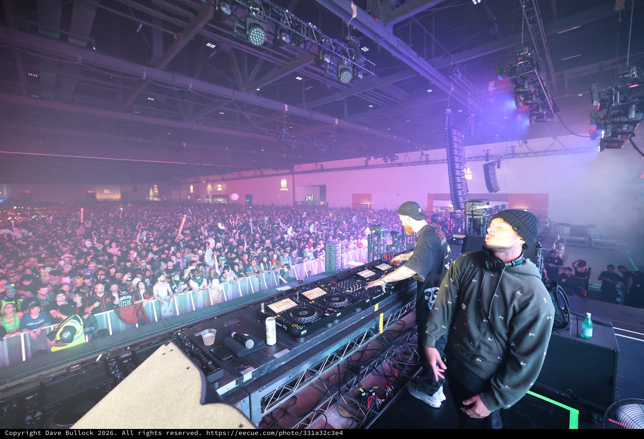 DJs Command Massive Crowd at Wobbleland 2026