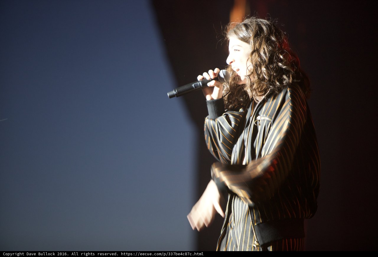 Lorde Electrifies the Crowd with her Solo Performance