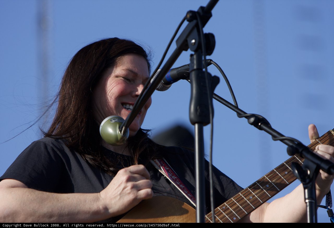 Kim Deal Shreds Acoustic Guitar at Coachella