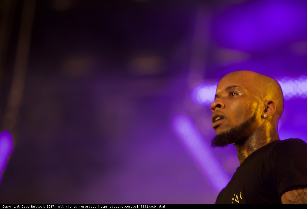 Tory Lanez Takes Over the Stage with Inked Chest
